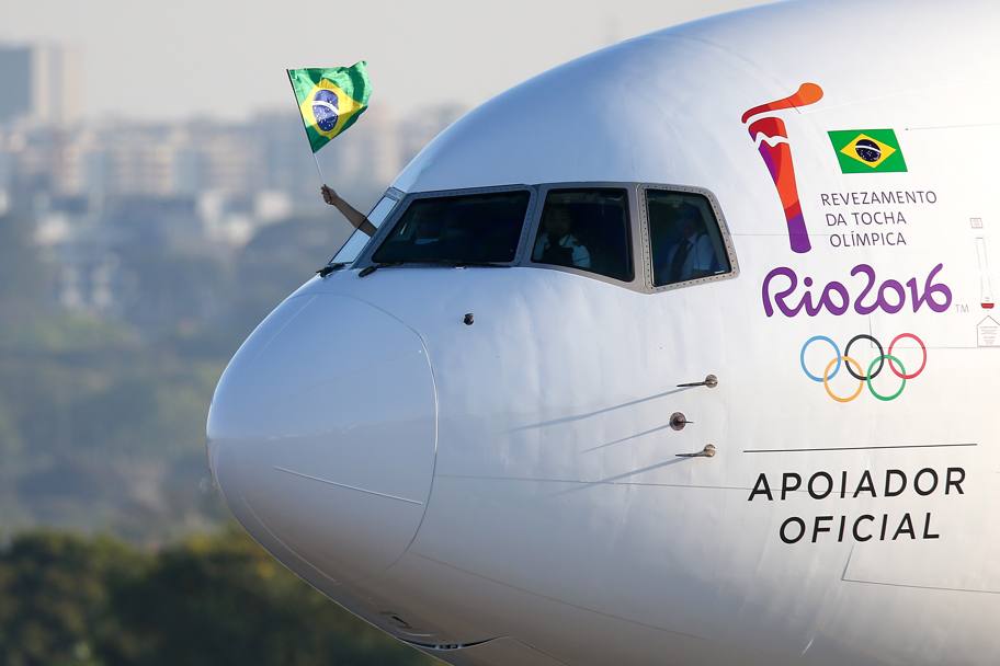 L&#39;aereo  atterrato con un&#39;ora di ritardo e il pilota, all&#39;arrivo, ha sventolato una bandiera del Brasile dal finestrino